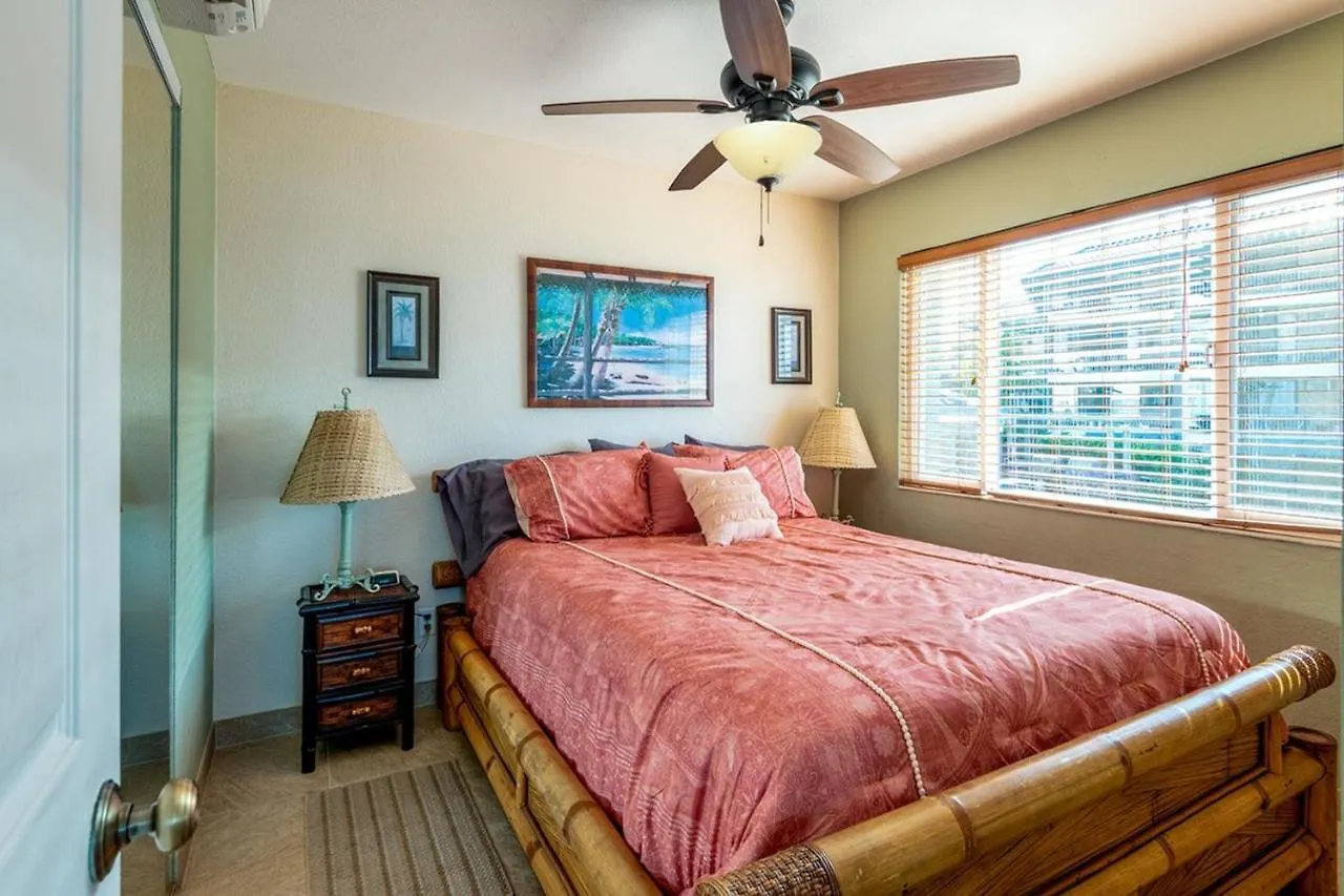 Casa de Férias New! Kona Reef Resort Oceanfront 2 Bdrm, 2 Bath D-11 Right On The Ocean! Casago Kona Kailua-Kona
